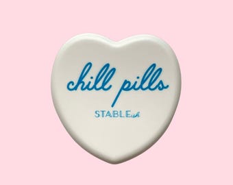 Chill Pills Mini Pillendose | Niedliches Pillenetui Pillenhalter für Frauen | Angst-Self-Care-Geschenk | Psychische Gesundheit, Strumpf Stuffer