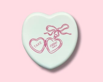 Mini pastillero Take Care / Bonito estuche de viaje para pastillas / Organizador de pastillas para mujeres / Regalo para la salud mental / Recordatorio de autocuidado / Regalo ideal para rellenar calcetines navideños