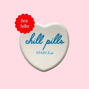 Białe Mini Pudełko na Tabletki – „Chill Pills” | Etui na Tabletki Podróżne | Uroczy Prezent na Zdrowie Psychiczne | Kieszonkowy Uchwyt Na Leki