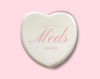 Take Your Meds minipillendoosje | Witte reispillendoos | Leuke pillendoos voor dames | Cadeau geestelijke gezondheid | Zelfverzorgende kousvuller