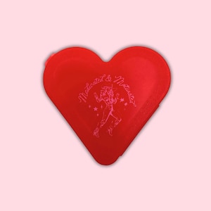 Organizador de pastillas semanal de 7 días "Medicated and Motivated" / Pastillero con forma de corazón rojo / Estuche de viaje para pastillas para mujeres / Regalo para la salud mental para ella