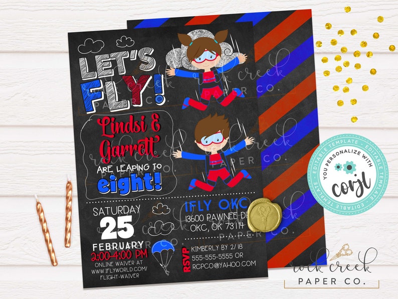 K&ouml;nnte beinhalten: Eine Einladung im Stil einer schwarzen Tafel mit einem blau-rot gestreiften Hintergrund. Die Einladung lautet "Let's Fly!" mit einem Bild eines M&auml;dchens und eines Jungen beim Fallschirmspringen. Der Text lautet "Lindsi & Garrett are leaping to eight!" und enth&auml;lt das Datum und die Uhrzeit der Veranstaltung. Die Einladung ist f&uuml;r eine Fallschirmspringen-Motto-Geburtstagsparty.