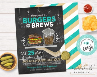 Könnte beinhalten: Eine Einladung im Kreidetafel-Stil für eine Party mit dem Text "Burgers and Brews" in Türkis und Weiß. Die Einladung enthält eine Zeichnung eines Burgers und eines Glases Bier. Das Datum der Party ist Samstag, der 25. Mai um zwölf Uhr. Die Party findet bei Jack und Olivia Smith statt, 1705 Chatham Way, Richmond, VA 23220. Die Einladung bittet die Gäste, ihr Lieblingsbier und Snacks mitzubringen. Die RSVP-Informationen sind 555-555-5555 oder rcpoo@yahoo.com.
