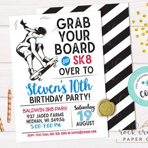 K&ouml;nnte beinhalten: Eine wei&szlig;e Einladung mit einem schwarz-wei&szlig; gestreiften Rand, die eine Skater-Grafik und den Text "Grab Your Board and Sk8 Over To Steven's 10th Birthday Party!" zeigt. Enth&auml;lt Veranstaltungsdetails und RSVP-Informationen.