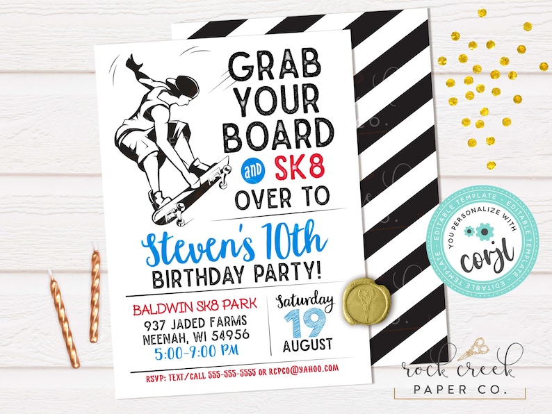 K&ouml;nnte beinhalten: Eine wei&szlig;e Einladung mit einem schwarz-wei&szlig; gestreiften Rand, die eine Skater-Grafik und den Text "Grab Your Board and Sk8 Over To Steven's 10th Birthday Party!" zeigt. Enth&auml;lt Veranstaltungsdetails und RSVP-Informationen.