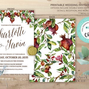 K&ouml;nnte beinhalten: Druckbare Hochzeitseinladungssuite mit einem Aquarelldesign mit Granat&auml;pfeln und Gr&uuml;n. Die Vorderseite zeigt die Namen "Charlotte & Gavin" und Veranstaltungsdetails. Die R&uuml;ckseite hat ein sich wiederholendes Granatapfelmuster.