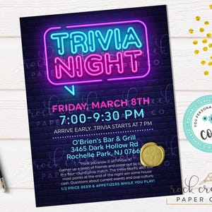 Könnte beinhalten: Dunkelblauer Trivia-Nacht-Flyer mit Neon-Text. Der Flyer enthält den Text "Trivia Night" in Pink und Türkis sowie Eventdetails wie Datum, Uhrzeit und Ort. Ein Bleistift und goldenes Konfetti sind ebenfalls sichtbar.