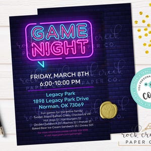 Könnte beinhalten: Eine Einladung zur Spielnacht mit Neon-Design. Das Schild zeigt "Game Night" in Pink und Blau vor einem dunkelblauen Backsteinmauer-Hintergrund. Datum, Uhrzeit und Ort sind angegeben.