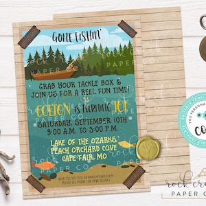 K&ouml;nnte beinhalten: Eine blaue und gr&uuml;ne Einladung mit einer Cartoon-Illustration eines Fischerboots und eines Fischers. Der Text lautet "Gone Fishin'" und "Colton wird 10!" mit Details zur Veranstaltung, einschlie&szlig;lich Datum, Uhrzeit und Ort. Die Einladung ist mit einem Holzhintergrund und einer braunen Papierstruktur verziert.