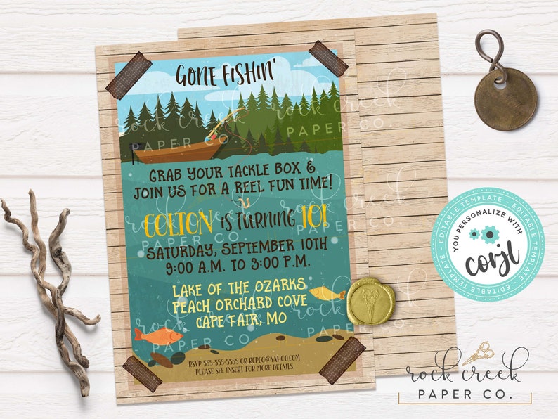 K&ouml;nnte beinhalten: Eine blaue und gr&uuml;ne Einladung mit einer Cartoon-Illustration eines Fischerboots und eines Fischers. Der Text lautet "Gone Fishin'" und "Colton wird 10!" mit Details zur Veranstaltung, einschlie&szlig;lich Datum, Uhrzeit und Ort. Die Einladung ist mit einem Holzhintergrund und einer braunen Papierstruktur verziert.