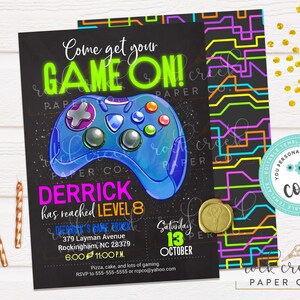 Pu&ograve; includere: Un invito nero e verde neon per una festa a tema videogiochi. L'invito presenta un controller per videogiochi blu con pulsanti rosa e viola. Il testo sull'invito recita "Come get your GAME ON!" e "Derrick ha raggiunto il livello 8". L'invito include anche la data e l'ora della festa, nonch&eacute; l'indirizzo e le informazioni RSVP.