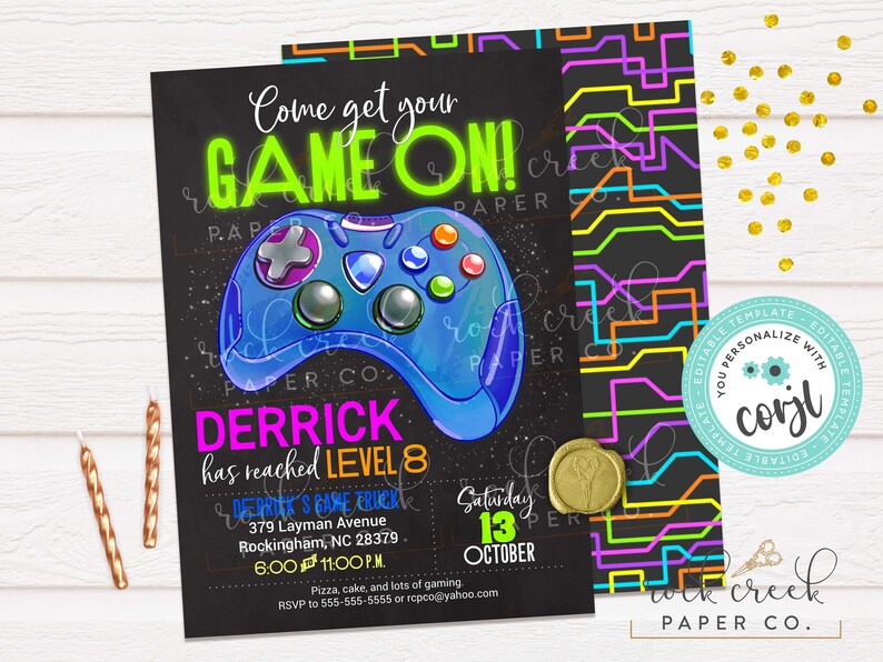 Pu&ograve; includere: Un invito nero e verde neon per una festa a tema videogiochi. L'invito presenta un controller per videogiochi blu con pulsanti rosa e viola. Il testo sull'invito recita "Come get your GAME ON!" e "Derrick ha raggiunto il livello 8". L'invito include anche la data e l'ora della festa, nonch&eacute; l'indirizzo e le informazioni RSVP.