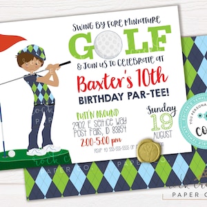 Puede incluir: Una invitación a una fiesta de cumpleaños con temática de golf que presenta a un golfista de dibujos animados con un atuendo con estampado de diamantes. La invitación incluye el texto "Swing by Fore Miniature Golf" y "Baxter's 10th Birthday Par-Tee!" con detalles del evento.