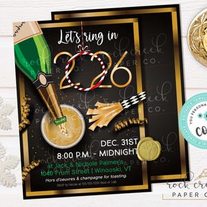 Puede incluir: Invitaci&oacute;n de Nochevieja con un dise&ntilde;o negro y dorado. La invitaci&oacute;n presenta una botella de champ&aacute;n verti&eacute;ndose en una copa, con el texto "Let's ring in 2026". Incluye detalles del evento e informaci&oacute;n de RSVP.