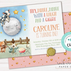 Peut inclure: Une invitation fantaisiste avec une vache sautant au-dessus d'une lune souriante, des étoiles et une clôture. Le texte dit "Hey, Diddle, Diddle... Caroline fête son premier anniversaire !" et comprend les détails de l'événement. Un fond rose avec des étoiles est également montré.