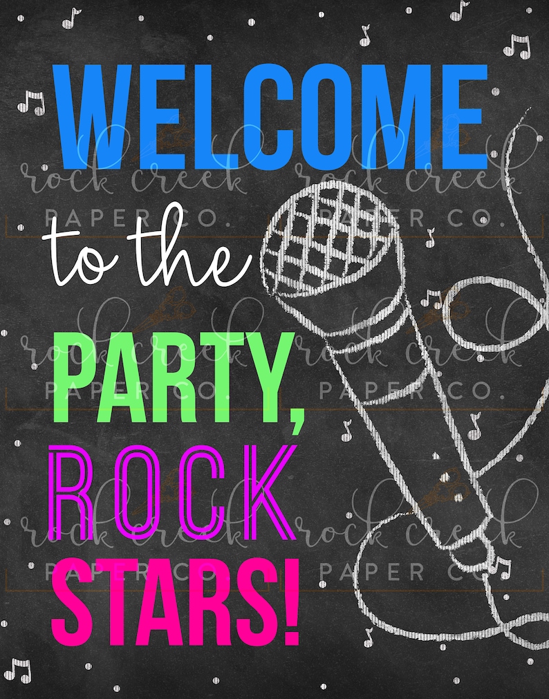 K&ouml;nnte beinhalten: Ein Schild aus schwarzer Tafel mit dem Text "WELCOME to the PARTY, ROCK STARS!" in leuchtenden Farben. Rechts auf dem Schild ist eine wei&szlig;e Kreidezeichnung eines Mikrofons.