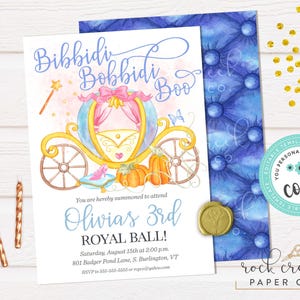 Puede incluir: Invitaci&oacute;n en acuarela con un carruaje de Cenicienta, calabazas y el texto "Bibbidi Bobbidi Boo" y "3er Baile Real de Olivia". Incluye un sobre azul estampado, un sello de cera dorado y confeti dorado.