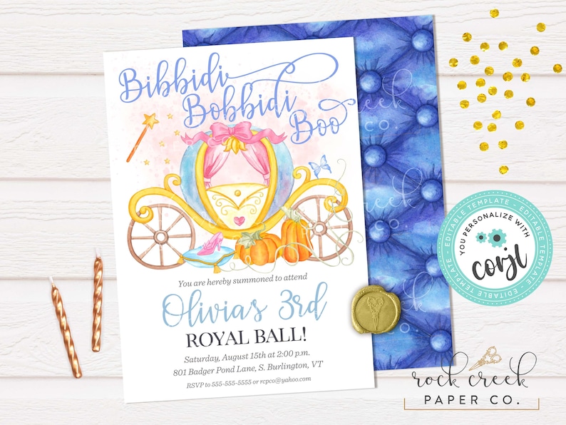 Puede incluir: Invitaci&oacute;n en acuarela con un carruaje de Cenicienta, calabazas y el texto "Bibbidi Bobbidi Boo" y "3er Baile Real de Olivia". Incluye un sobre azul estampado, un sello de cera dorado y confeti dorado.