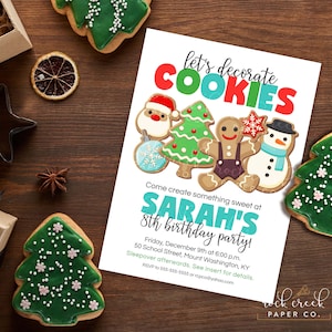 Puede incluir: Una invitaci&oacute;n a una fiesta de decoraci&oacute;n de galletas con tem&aacute;tica navide&ntilde;a con una ilustraci&oacute;n colorida de galletas de jengibre, un mu&ntilde;eco de nieve y Pap&aacute; Noel. La invitaci&oacute;n dice "Let's decorate cookies" y "Sarah's 8th birthday party!"