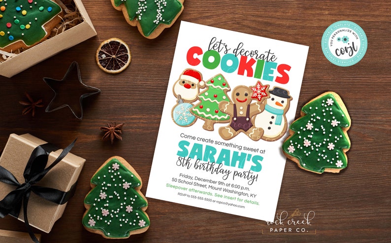Puede incluir: Una invitaci&oacute;n a una fiesta de decoraci&oacute;n de galletas con tem&aacute;tica navide&ntilde;a con una ilustraci&oacute;n colorida de galletas de jengibre, un mu&ntilde;eco de nieve y Pap&aacute; Noel. La invitaci&oacute;n dice "Let's decorate cookies" y "Sarah's 8th birthday party!"