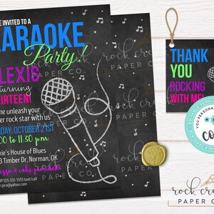 K&ouml;nnte beinhalten: Eine Einladung im Stil einer schwarzen Tafel in Schwarzwei&szlig; f&uuml;r eine Karaoke-Party. Die Einladung zeigt ein Mikrofon, Noten und den Text "You're invited to a Karaoke Party! Alexis is turning thirteen! Come unleash your inner rock star with us Friday, October 21st 6:00 to 11:30 pm. Lexie's House of Blues 623 Timber Dr, Norman, OK Pizza & cake provided! RSVP 555-555-5555 text/call or rcpco@yahoo.com"