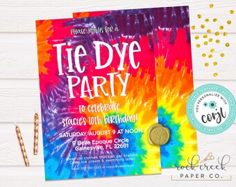 Puede incluir: Invitaciones para una fiesta tie-dye con un diseño vibrante y colorido. Las invitaciones presentan el texto "Tie Dye Party" en letras blancas grandes, con detalles para el décimo cumpleaños de Stacie. Incluye un sello de cera dorado y el logotipo de Rock Creek Paper Co.