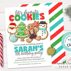 Puede incluir: Una tarjeta de invitaci&oacute;n blanca con un fondo a rayas rojo y verde. La tarjeta presenta una invitaci&oacute;n festiva a una fiesta de decoraci&oacute;n de galletas para el octavo cumplea&ntilde;os de Sarah. La invitaci&oacute;n incluye detalles sobre la fecha, la hora, la ubicaci&oacute;n y la informaci&oacute;n de RSVP. El texto en la tarjeta dice: "Let's decorate cookies, Come create something sweet at Sarah's 8th birthday party!"