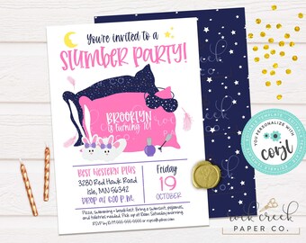 Pode incluir: Um convite para uma festa do pijama rosa e azul com uma ilustração de desenho animado de um travesseiro com uma máscara para dormir e dois coelhos. O convite diz "You're invited to a Slumber Party!" e inclui o nome "Brooklyn" e o texto "is turning 10!" O convite também inclui a data "Friday 19 October" e o local "Best Western Plus 3280 Red Hawk Road Isle, MN 56342".