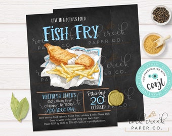 Könnte beinhalten: Eine Einladung im Kreidetafel-Stil für ein Fischbrötchen. Die Einladung ist blau und weiß mit einer Zeichnung von Fisch und Pommes. Der Text lautet "Tauchen Sie ein und schließen Sie sich uns für ein Fischbrötchen an" und enthält das Datum, die Uhrzeit und den Ort der Veranstaltung. Die Einladung ist von "Rock Creek Paper Co."