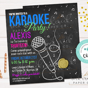 K&ouml;nnte beinhalten: Eine Einladung im Stil einer schwarzen Tafel in Schwarzwei&szlig; f&uuml;r eine Karaoke-Party. Die Einladung zeigt ein Mikrofon, Noten und den Text "You're invited to a Karaoke Party! Alexis is turning thirteen. Come unleash your inner rock star with us. Friday, October 21st, 6:00 to 11:30 pm. Lexie's House of Blues, 623 Timber Dr. Norman, OK. Pizza & cake provided! RSVP 555-555-5555 text/call or rcpco@yahoo.com."