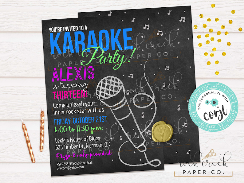 K&ouml;nnte beinhalten: Eine Einladung im Stil einer schwarzen Tafel in Schwarzwei&szlig; f&uuml;r eine Karaoke-Party. Die Einladung zeigt ein Mikrofon, Noten und den Text "You're invited to a Karaoke Party! Alexis is turning thirteen. Come unleash your inner rock star with us. Friday, October 21st, 6:00 to 11:30 pm. Lexie's House of Blues, 623 Timber Dr. Norman, OK. Pizza & cake provided! RSVP 555-555-5555 text/call or rcpco@yahoo.com."