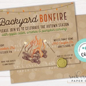 Op de afbeelding: Een rustieke uitnodiging voor een achtertuin kampvuur, met de tekst "Backyard Bonfire" in een decoratief lettertype. De uitnodiging bevat details over het evenement, zoals de datum, tijd en activiteiten, met illustraties van een kampvuur en marshmallows.