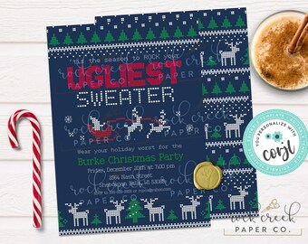 Può includere: Inviti per una festa di Natale a tema "Ugly Sweater" blu navy con un design festivo. Gli inviti presentano un motivo a renne, alberi di Natale e fiocchi di neve. Il testo recita "UGLIEST SWEATER" e i dettagli della festa.
