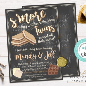 Puede incluir: Una invitación a una fiesta de bienvenida al bebé de estilo pizarra en blanco y negro con un tema de s'mores. La invitación dice "S'more to hug and twice the kisses" y "Twins exceed all their wishes!" La invitación es para Mandy & Jeff e incluye la fecha, la hora y el lugar de la fiesta. La invitación está decorada con un gráfico de un s'more y un sello de cera.