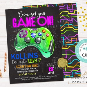 Pu&ograve; includere: Un invito nero e verde neon per una festa a tema videogiochi. L'invito presenta un controller di videogiochi in stile cartone animato e il testo "Come get your GAME ON!" L'invito include anche il nome "KOLLINS" e il testo "has reached LEVEL 7".