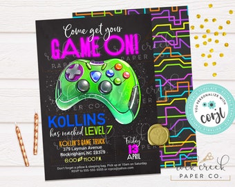Może przedstawiać: Czarno-neonowe zaproszenie na imprezę z motywem gier wideo. Zaproszenie przedstawia kreskówkową konsolę do gier i tekst "Come get your GAME ON!" Zaproszenie zawiera również imię "KOLLINS" i tekst "has reached LEVEL 7".