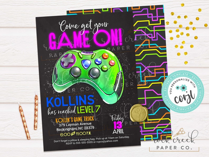 Pu&ograve; includere: Un invito nero e verde neon per una festa a tema videogiochi. L'invito presenta un controller di videogiochi in stile cartone animato e il testo "Come get your GAME ON!" L'invito include anche il nome "KOLLINS" e il testo "has reached LEVEL 7".