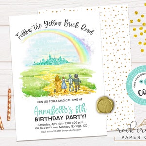 Pode incluir: Um convite imprimível para uma festa de aniversário infantil. O convite apresenta uma ilustração em aquarela do caminho de tijolos amarelos do Mágico de Oz, com um arco-íris no céu. O texto do convite diz "Siga o caminho de tijolos amarelos" e "A festa de aniversário da Annabelle!"