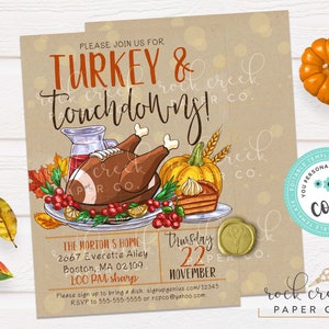 K&ouml;nnte beinhalten: Eine Thanksgiving-Einladung mit braunem Hintergrund und wei&szlig;en Punkten. Die Einladung zeigt eine handgezeichnete Illustration eines gebratenen Truthahns, eines Fu&szlig;balls, eines K&uuml;rbisses und eines St&uuml;cks K&uuml;rbiskuchen. Der Text lautet "Bitte schlie&szlig;en Sie sich uns f&uuml;r Truthahn & Touchdown an!" und enth&auml;lt das Datum, die Uhrzeit und den Ort der Veranstaltung.