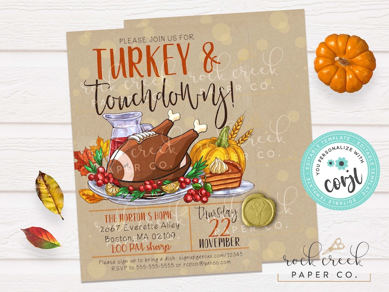 K&ouml;nnte beinhalten: Eine Thanksgiving-Einladung mit braunem Hintergrund und wei&szlig;en Punkten. Die Einladung zeigt eine handgezeichnete Illustration eines gebratenen Truthahns, eines Fu&szlig;balls, eines K&uuml;rbisses und eines St&uuml;cks K&uuml;rbiskuchen. Der Text lautet "Bitte schlie&szlig;en Sie sich uns f&uuml;r Truthahn & Touchdown an!" und enth&auml;lt das Datum, die Uhrzeit und den Ort der Veranstaltung.
