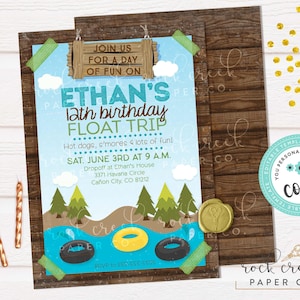 Pode incluir: Um convite de aniversário personalizado com o tema de passeio de barco. O convite apresenta um fundo de céu azul com nuvens, árvores e boias. O texto diz "Ethan's 12th birthday FLOAT TRIP" com detalhes do evento. O fundo é de madeira.