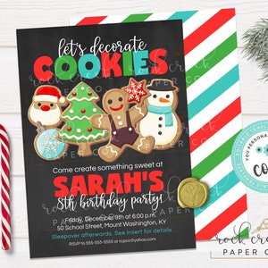 Puede incluir: Una invitaci&oacute;n en blanco y negro con un fondo de pizarra. La invitaci&oacute;n es para la fiesta de cumplea&ntilde;os n&uacute;mero 8 de Sarah. La invitaci&oacute;n presenta a un hombre de jengibre, un mu&ntilde;eco de nieve, un &aacute;rbol de Navidad y Santa Claus. El texto de la invitaci&oacute;n dice "Let's decorate cookies. Come create something sweet at Sarah's 8th birthday party!"