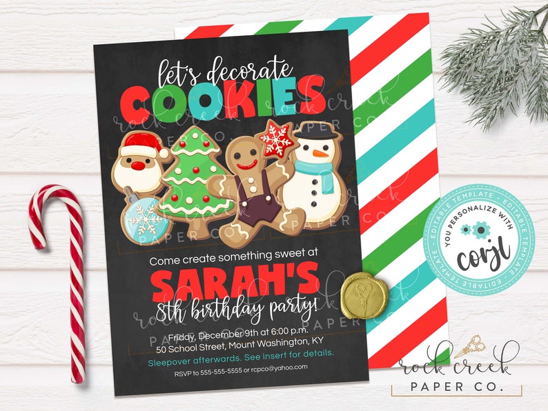 Puede incluir: Una invitaci&oacute;n en blanco y negro con un fondo de pizarra. La invitaci&oacute;n es para la fiesta de cumplea&ntilde;os n&uacute;mero 8 de Sarah. La invitaci&oacute;n presenta a un hombre de jengibre, un mu&ntilde;eco de nieve, un &aacute;rbol de Navidad y Santa Claus. El texto de la invitaci&oacute;n dice "Let's decorate cookies. Come create something sweet at Sarah's 8th birthday party!"