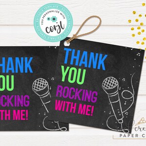 K&ouml;nnte beinhalten: Zwei schwarze Dankesch&ouml;n-Etiketten im Kreidetafel-Stil mit einem wei&szlig;en Mikrofon und Noten. Der Text auf den Etiketten lautet "Thank You Rocking With Me!" in Neonblau, Gr&uuml;n und Pink.