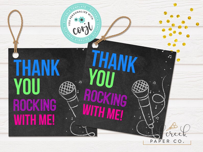 K&ouml;nnte beinhalten: Zwei schwarze Dankesch&ouml;n-Etiketten im Kreidetafel-Stil mit einem wei&szlig;en Mikrofon und Noten. Der Text auf den Etiketten lautet "Thank You Rocking With Me!" in Neonblau, Gr&uuml;n und Pink.