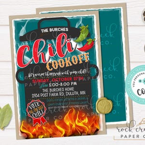Könnte beinhalten: Einladung zum Chili-Kochwettbewerb mit einem türkis-beigen Rand. Die Einladung zeigt eine Chili-Topf-Grafik, Flammen und den Text "Chili Cookoff" sowie Veranstaltungsdetails. Enthält ein "Vote for the Best Chili"-Abzeichen.