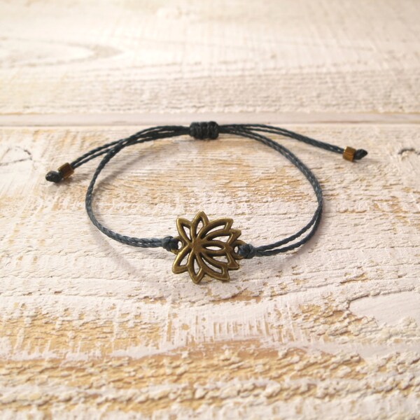 Pulsera de flor de loto de bronce con gris oscuro encerado cordón de polietileno