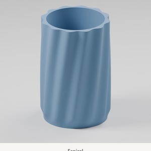 May include: A cylindrical blue container featuring a vertical spiral texture along its exterior walls and a scalloped, wavy rim. The base is flat, and the object is solid in color. The word Espiral is printed below the object.