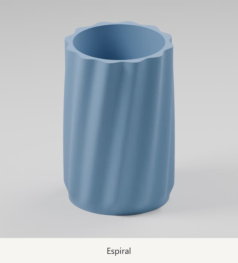 May include: A cylindrical blue container featuring a vertical spiral texture along its exterior walls and a scalloped, wavy rim. The base is flat, and the object is solid in color. The word Espiral is printed below the object.