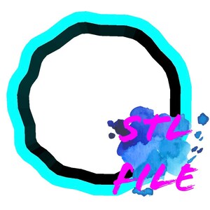 Puede incluir: Un marco circular azul y negro con una salpicadura de acuarela en la esquina inferior derecha. La salpicadura es azul con un contorno rosa. El texto "STYLE" está escrito en rosa sobre la salpicadura.